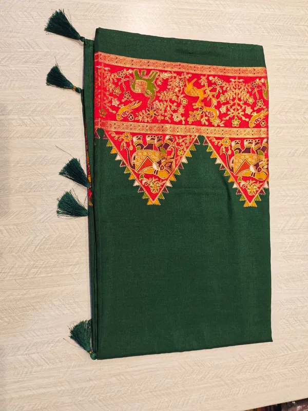 Green_And_Red_Satin_Silk_Ethnic_Saree_For_Women