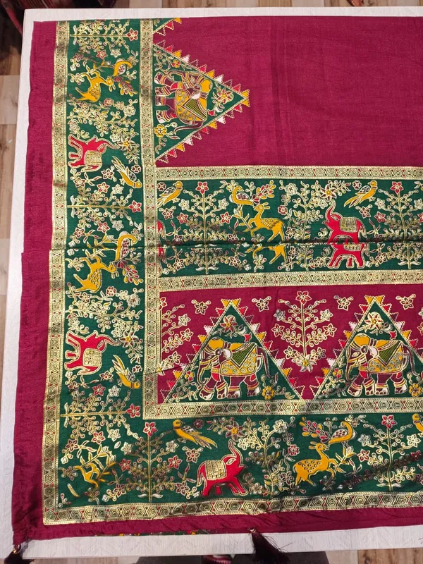 Green_And_Maroon_Satin_Silk_Pattachitra_Print_Saree_For_Women