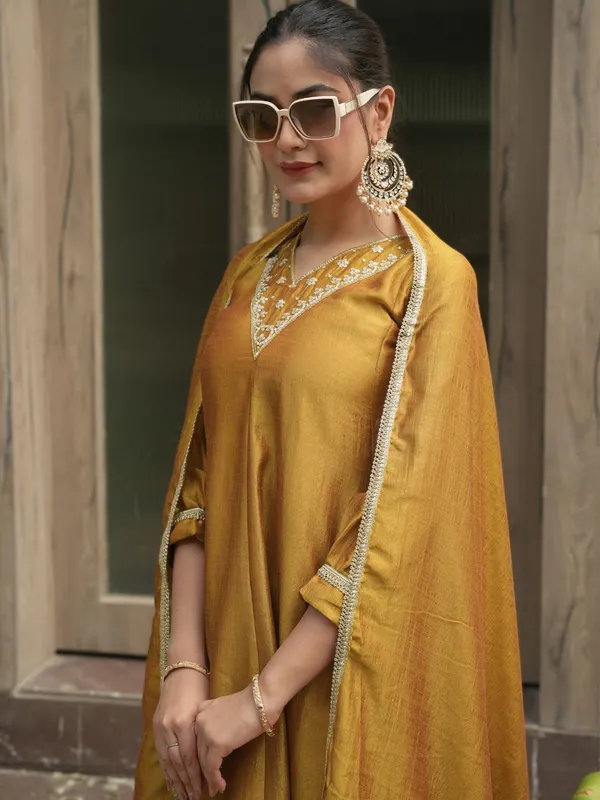 Riyvaa_Embroidered_Vichitra_Palazzo_Suit_Set_with_Dupatta