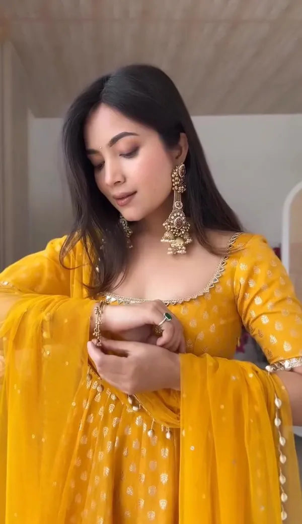 Riyvaa_Chanderi_Jacquard_Embroidered_Anarkali_Set_with_Dupatta