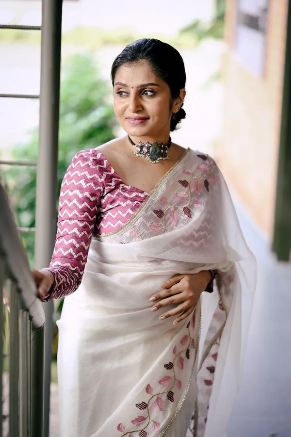 Ivory_White_Crush_Georgette_Leaf_Embroidered_Saree_For_Women