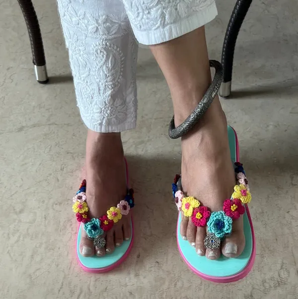 Aqua_Crochet_Flower_Saadgi_Flip_Flops_For_Women
