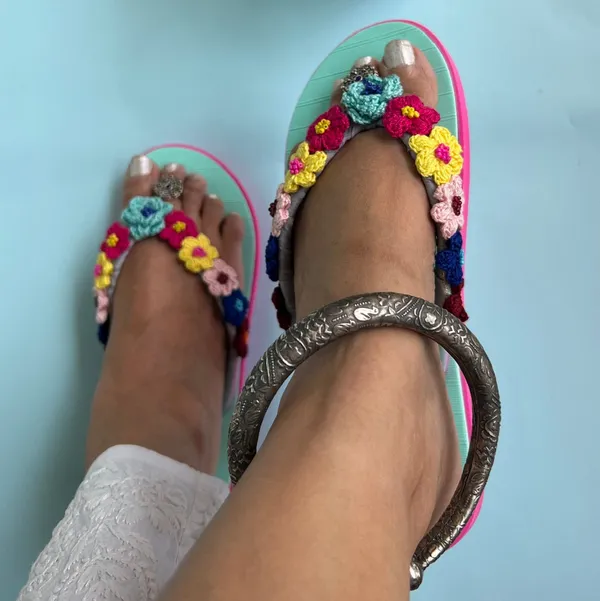 Aqua_Crochet_Flower_Saadgi_Flip_Flops_For_Women
