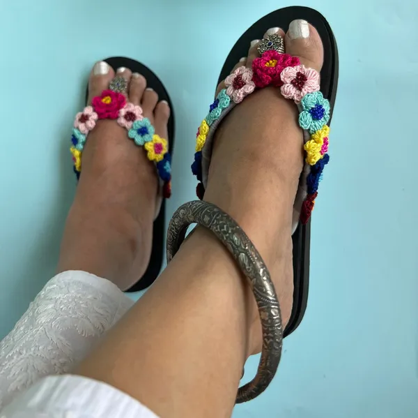 Black_Synthetic_Crochet_Flower_Slip_On_Flip_Flops_For_Women