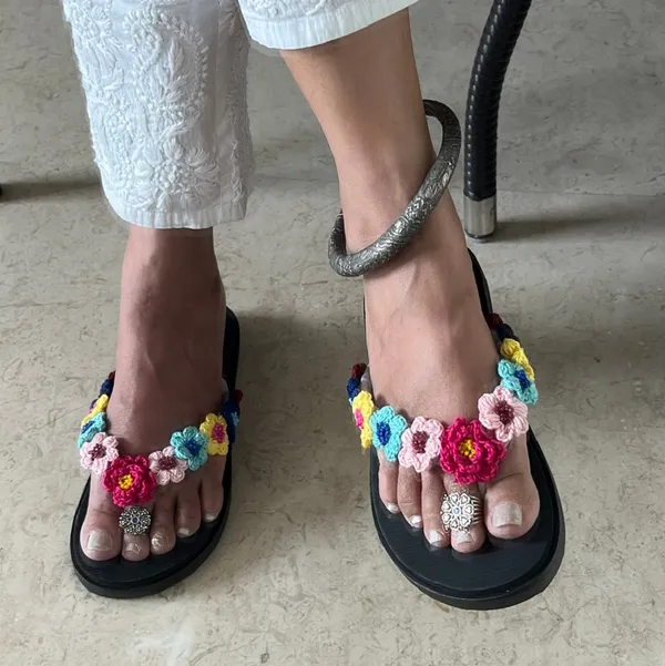 Black_Synthetic_Crochet_Flower_Slip_On_Flip_Flops_For_Women