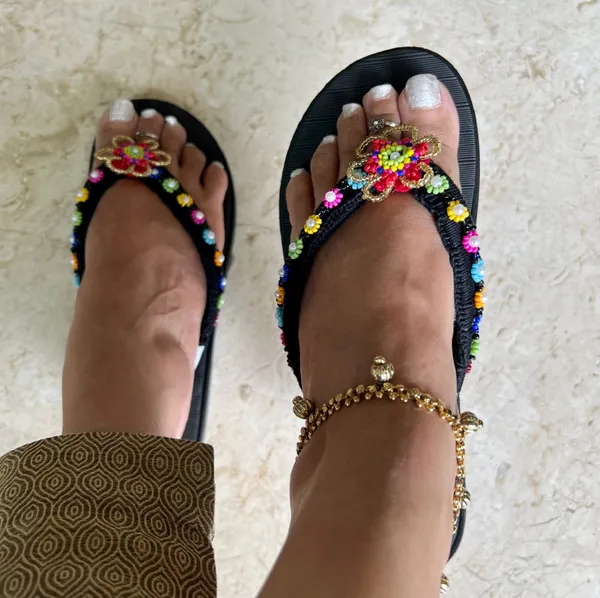 Black_Synthetic_Crochet_Bead_Daisy_Flower_Flip_Flops_For_Women