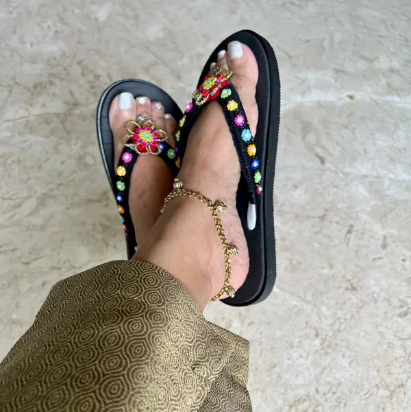 Black_Synthetic_Crochet_Bead_Daisy_Flower_Flip_Flops_For_Women