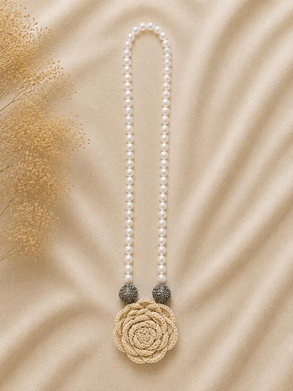 Rose_Necklace_-_Beige_and_Gold
