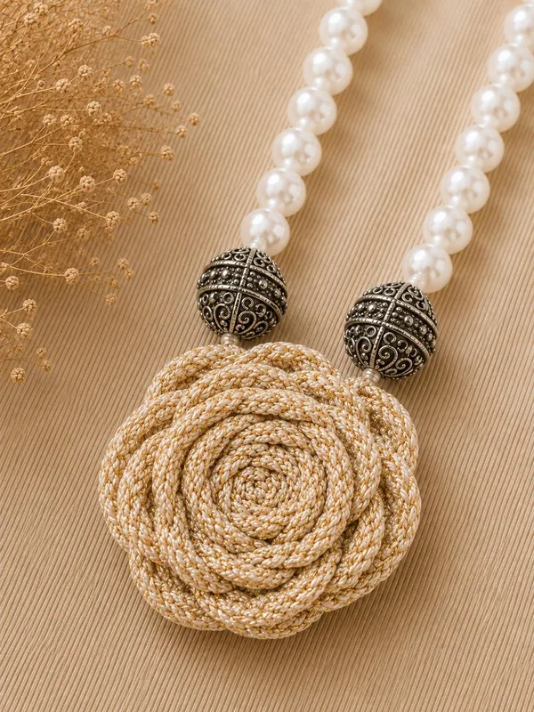 Rose_Necklace_-_Beige_and_Gold