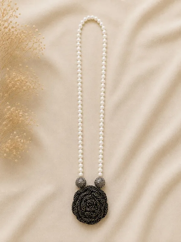 Rose_Necklace_-_Black_and_Gold
