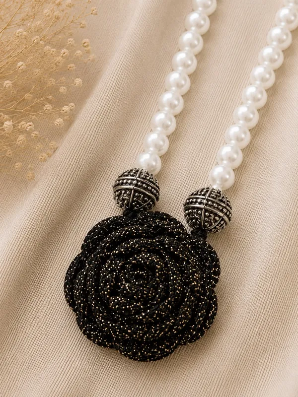 Rose_Necklace_-_Black_and_Gold