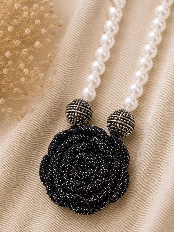 Rose_Necklace_-_Black_and_Silver