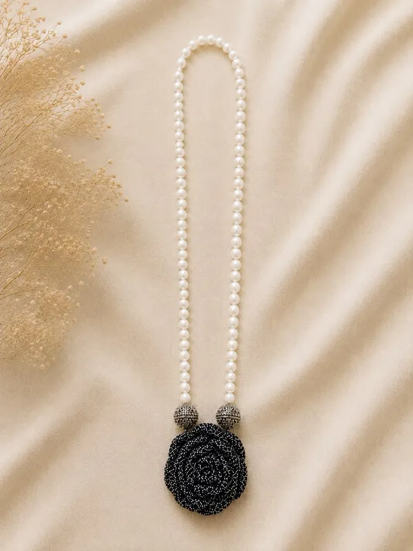 Rose_Necklace_-_Black_and_Silver