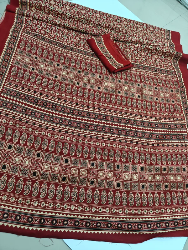 Red_Viscose_Rayon_Printed_Saree_With_Blouse_For_Women