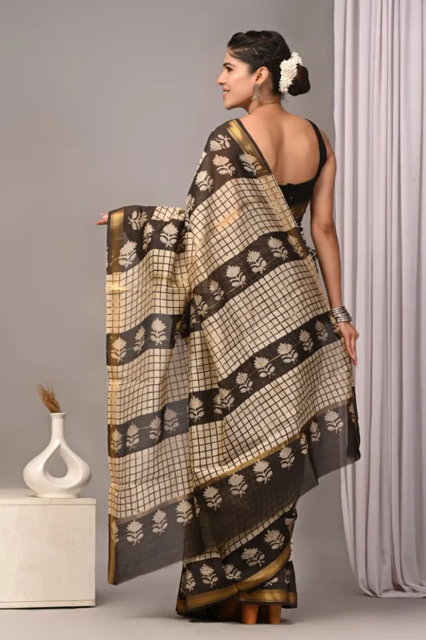 Black_Beige_Maheshwari_Silk_Checkered_Floral_Border_Saree_For_Women
