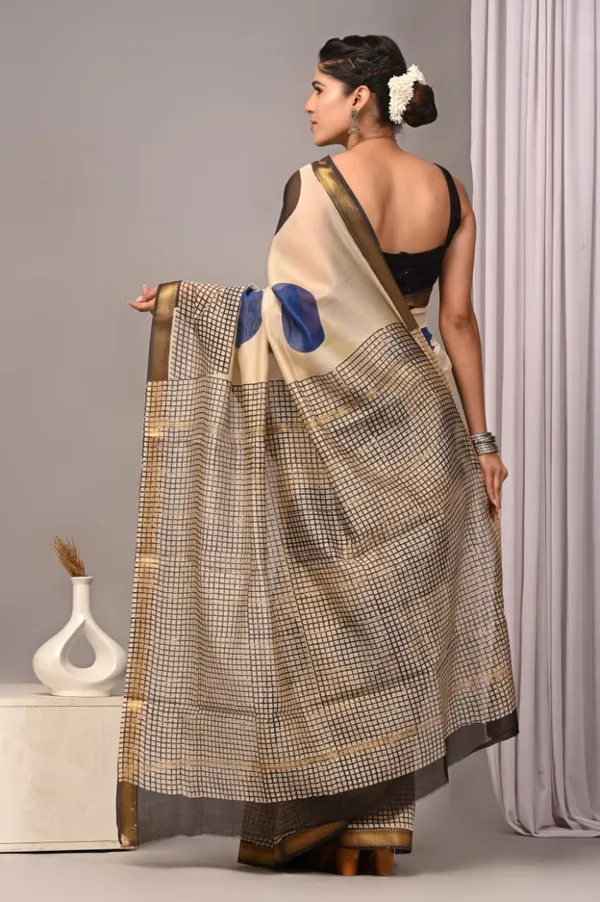 Beige_Maheshwari_Silk_Geometric_Print_Gold_Border_Saree_For_Women