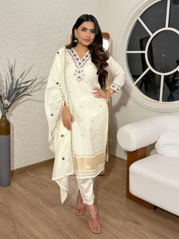 Off_White_Viscose_Silk_Premium_Kurta_Set_For_Women