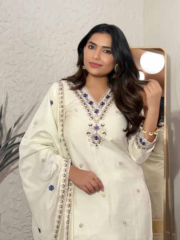 Off_White_Viscose_Silk_Premium_Kurta_Set_For_Women