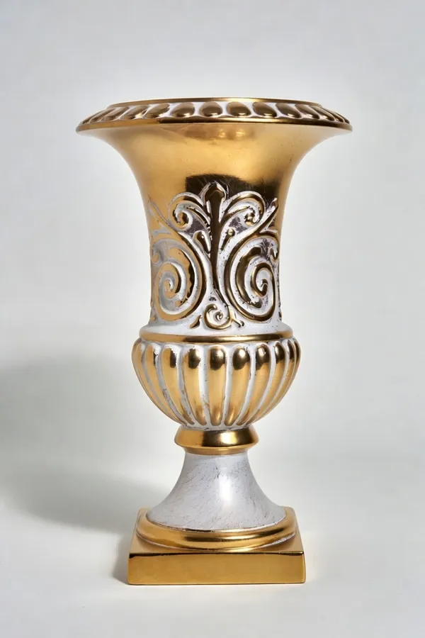 Metal_Gold_Metallic_Finish_Gold_White_Urn_Vase