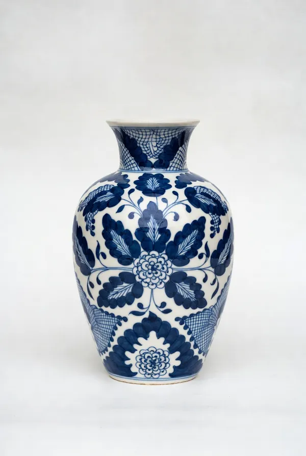 Blue_Pottery_Blue_White_Floral_Decorative_Vase