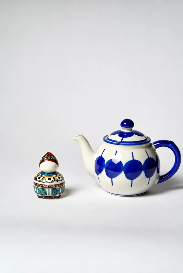 Blue_Pottery_Decorative_Blue_White_Teapot_With_Egg_Holder