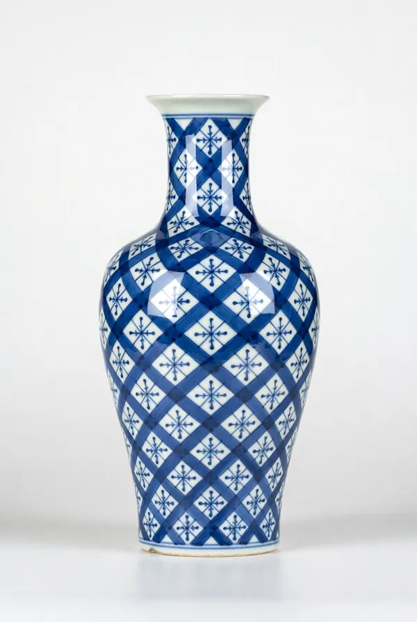 Porcelain_Diamond_Pattern_Blue_White_Decorative_Vase