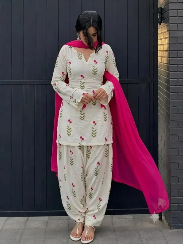 Ayesha_Khan_Hot_Suit