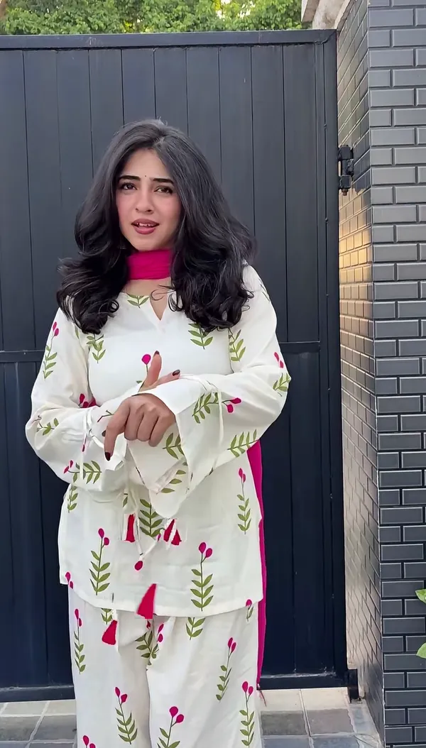 Ayesha_Khan_Hot_Suit