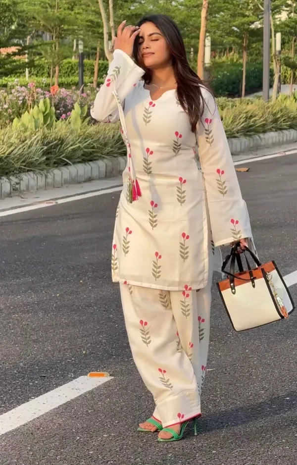 Ayesha_Khan_Hot_Suit
