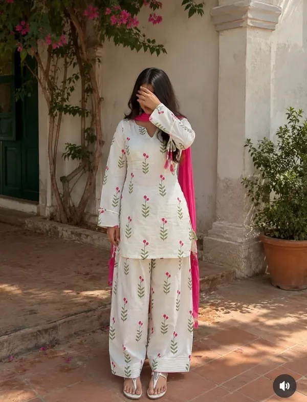 Ayesha_Khan_Hot_Suit
