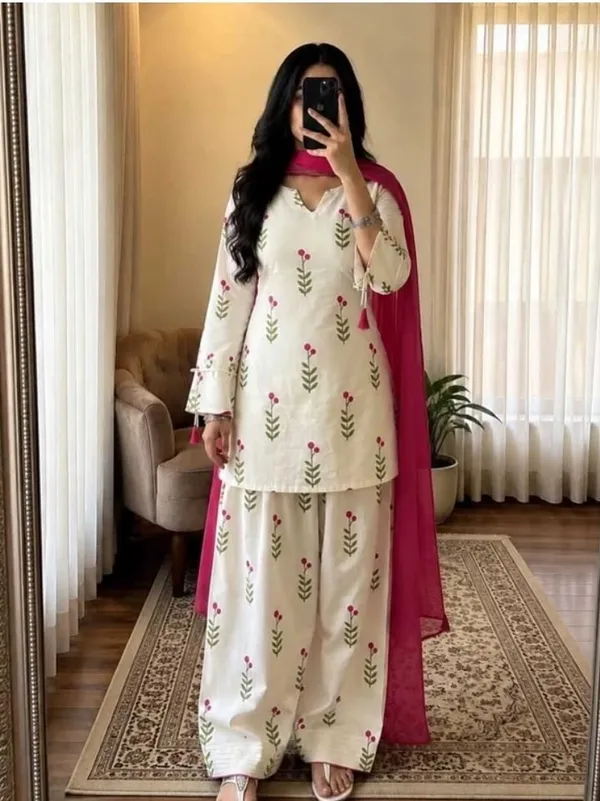 Ayesha_Khan_Hot_Suit