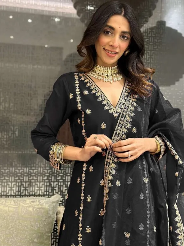 Black_Embroidered_Kurta_Pant_Set_with_Dupatta