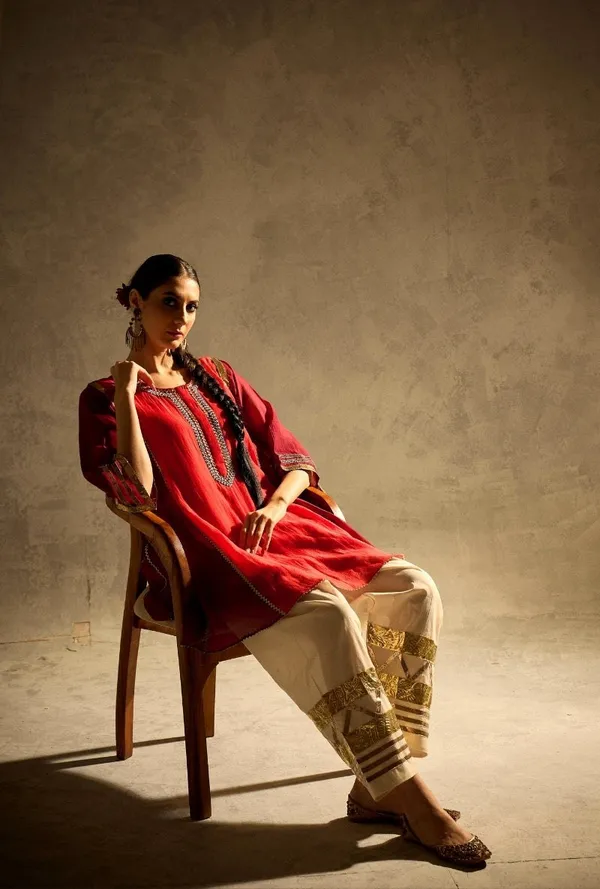 Maroon_And_White_Mal_Chanderi_With_Gottapatti_Lace_Kurta_Set_For_Women