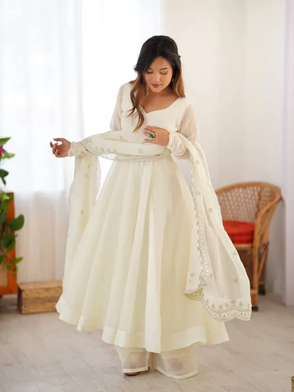 Luxury_Cream_Anarkali_Kurta_Set_with_Embellished_Dupatta
