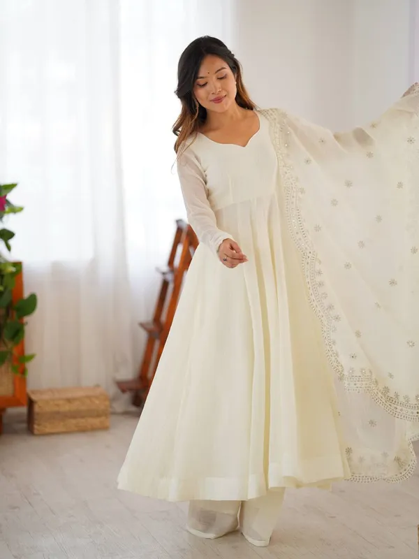 Luxury_Cream_Anarkali_Kurta_Set_with_Embellished_Dupatta