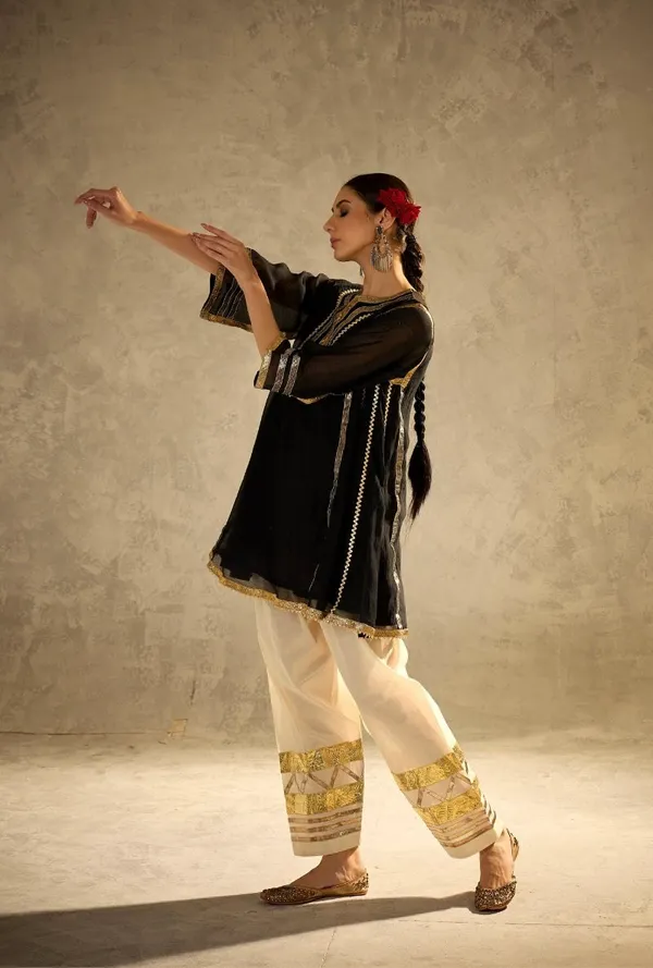 Black_And_White_Mal_Chanderi_With_Gottapatti_Lace_Kurta_Set_For_Women