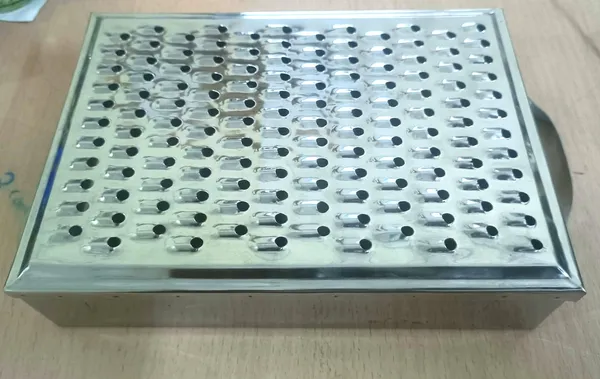 Stainless_Steel_Anti_Slip_Base_Grater_Tray_25_Cm