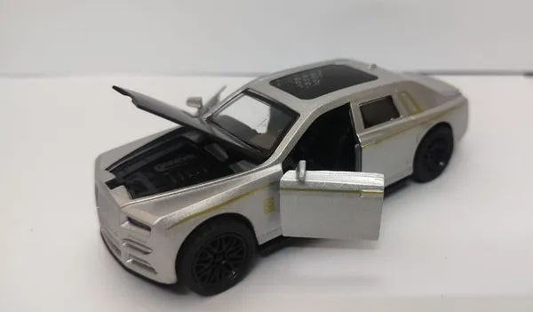 Luxury_Sedan_Die‑Cast_Model_(Silver)