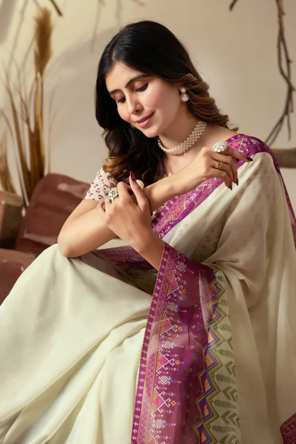 Cream_And_Pink_Georgette_Geometric_Printed_Tassel_Border_Saree_For_Women