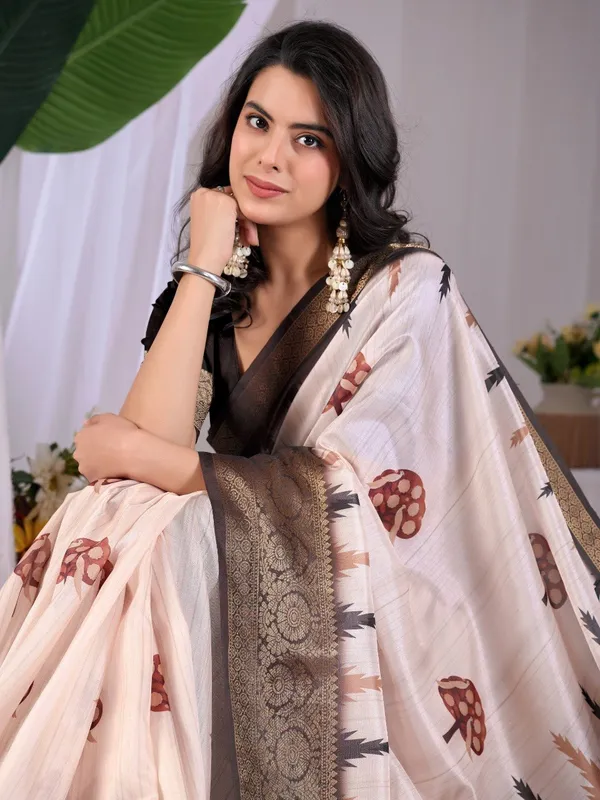 Cream_And_Black_Lichi_Silk_Ethnic_Motif_Printed_Woven_Border_Saree_For_Women