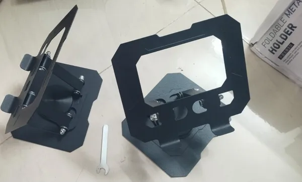 Black_Metal_Tablet_Desk_Stand