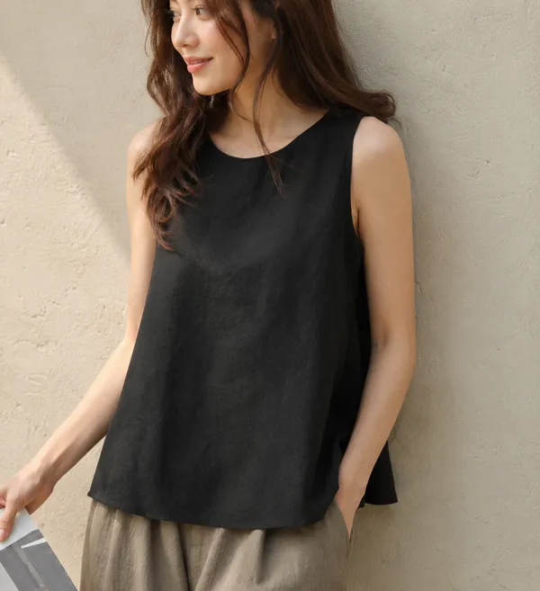 Black_Solid_Round_Neck_Sleeveless_Top_For_Women