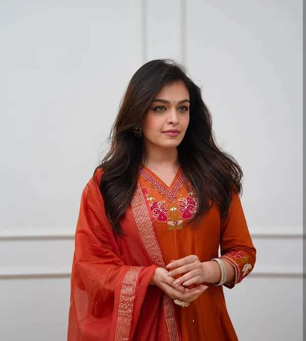 Classy_Handloom_Embroidery_Set_with_Linen_Dupatta