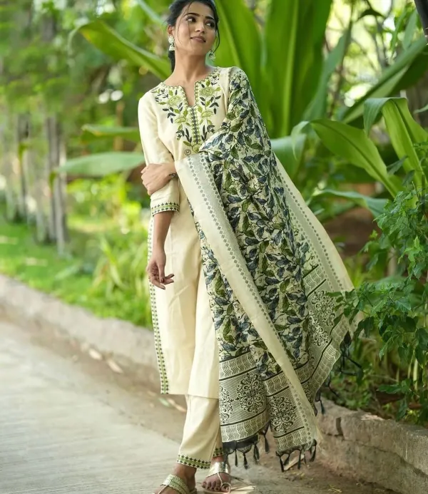 Cotton_Embroidered_Kurt_With_Pant_&_Khadi_Silk_Dupatta_Set