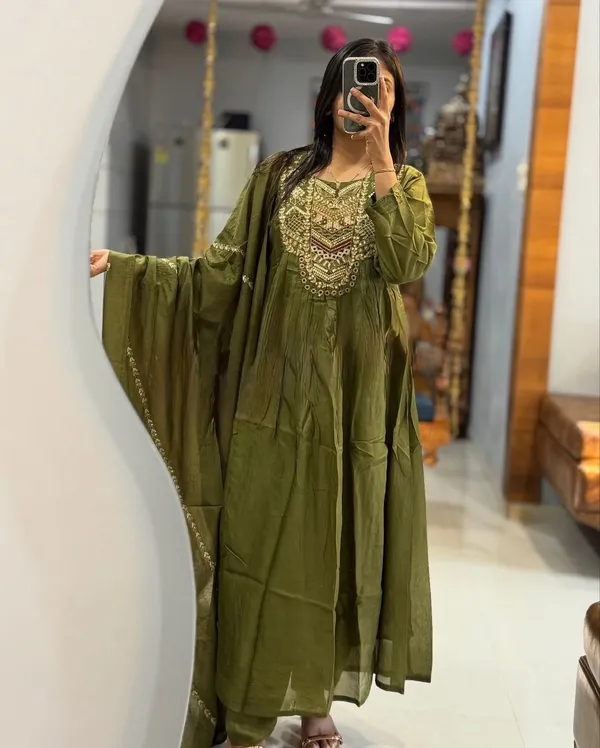 Green_Elegant_&_Comfortable_Cotton_Flairy_Kurti_Set
