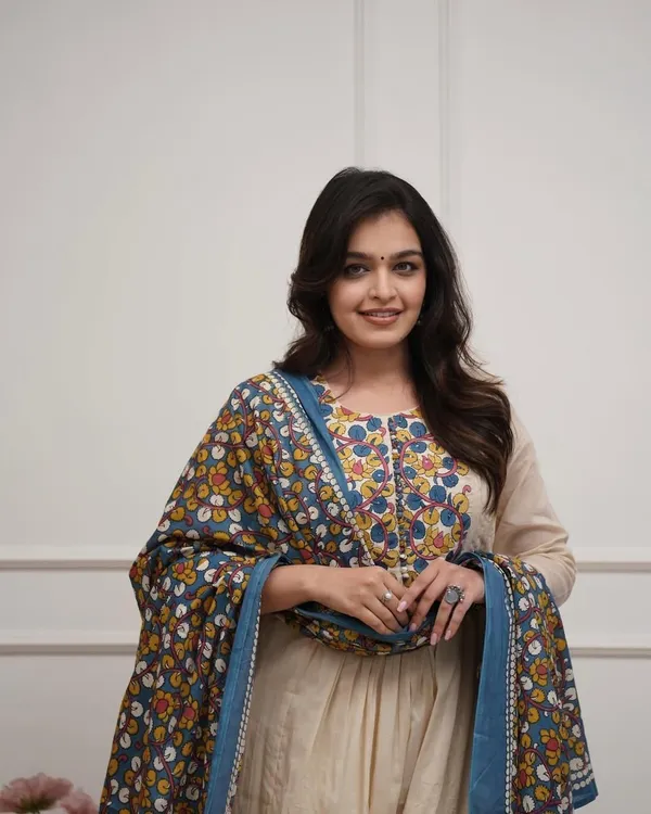 Off_White_Beautiful_Aline_kurta_set