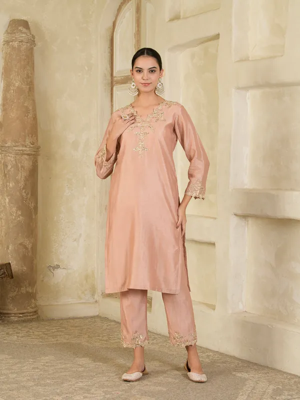 Rose_Gold_Hand_Embroidered_Chanderi_Kurta_Set