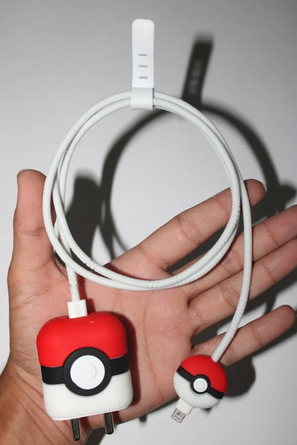 Pokeball_Plastic_Contact_Lens_Case_Red_White_Dual_Compartment-_Only_for_Iphone_(18-20_Watt_Charger)