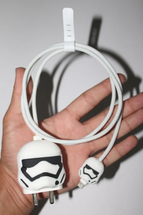 Star_Wars_Stormtrooper_Helmet_Collectible_Set_White-_Only_for_Iphone_(18-20_Watt_Charger)