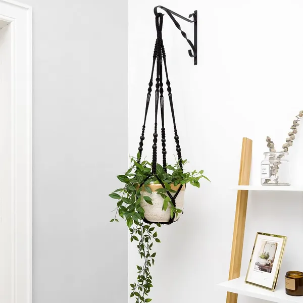 Macrame_Plant_Hanger_With_Wood_Beads